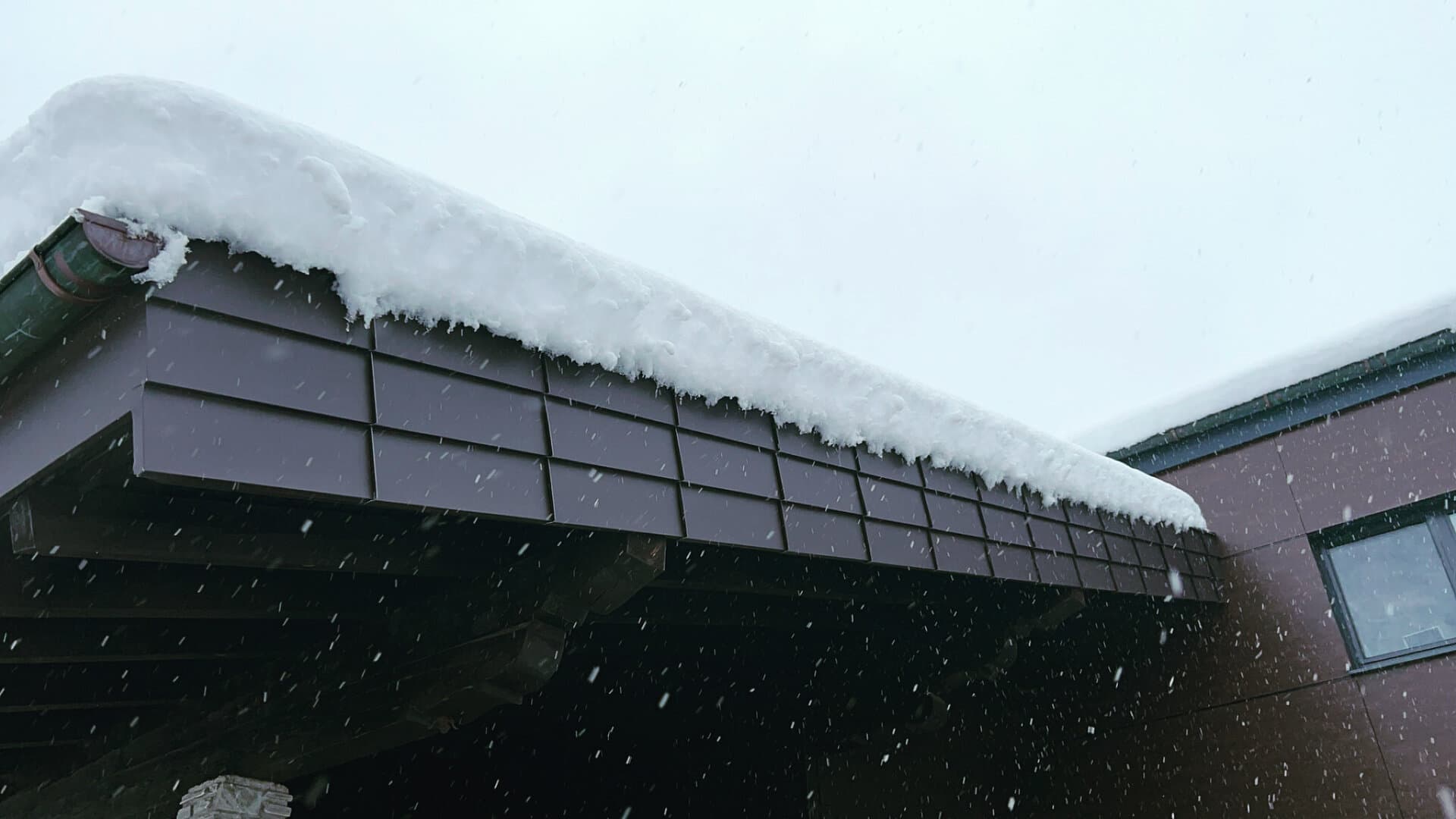 Verblechung eines Vordachs im Winter