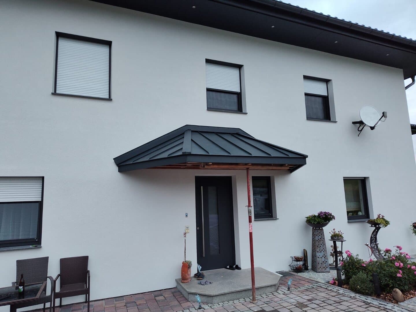 Vordach mit Stehfalzdeckung über einer Haustür
