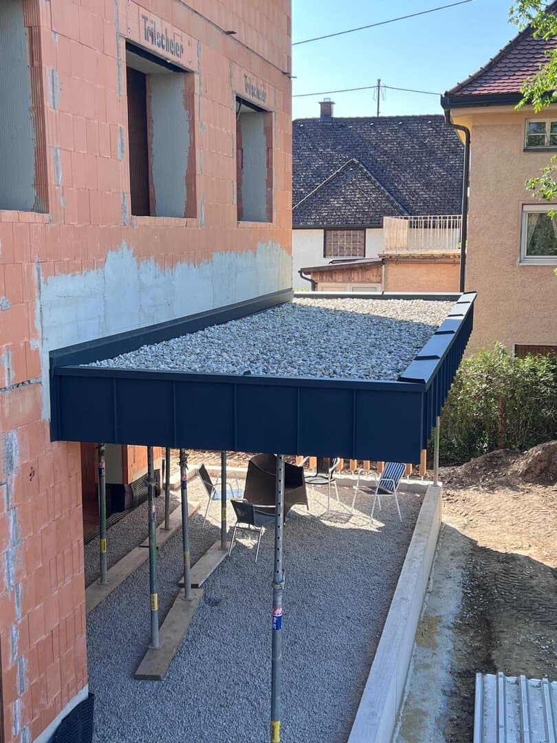 Bekiestes Flachdach über einer Terrasse