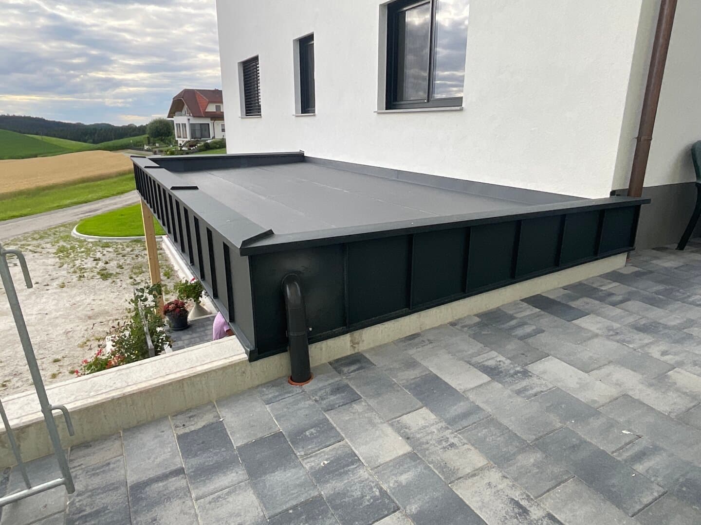 Flachdach-Vorbau mit dunkler Attikaverblechung