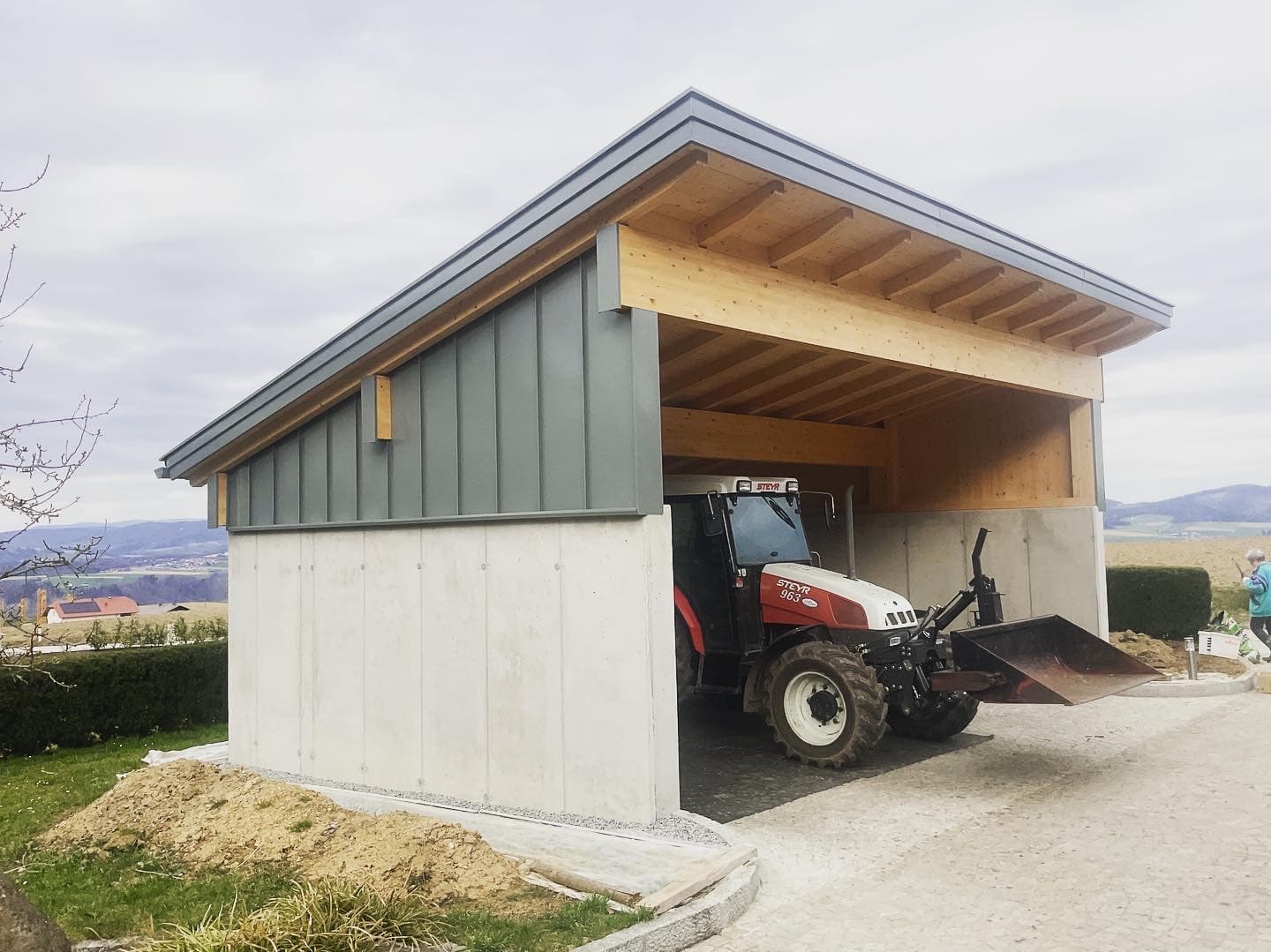 Carport mit Blechdach und Traktor