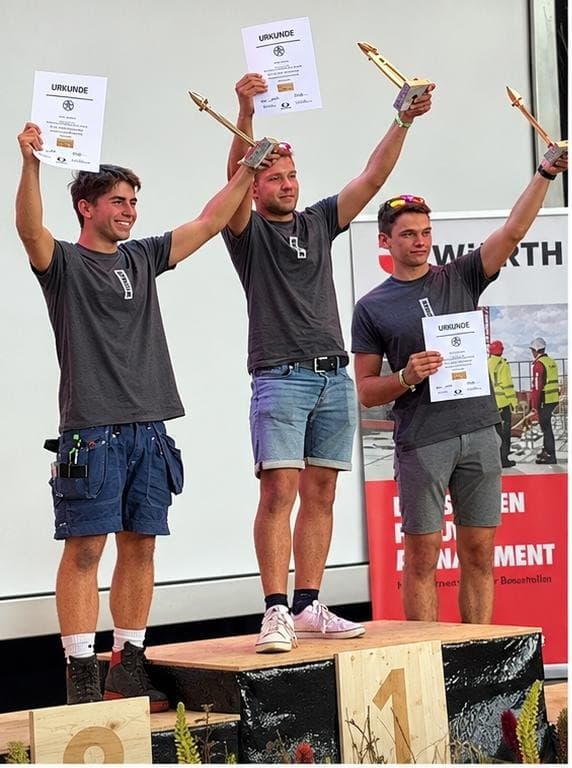 Siegerehrung des 33. Landeslehrlingswettbewerbs der Spengler: Bastian Friedl auf Platz 1 des Siegerpodests