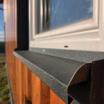Maßgefertigte Fensterbank aus Blech