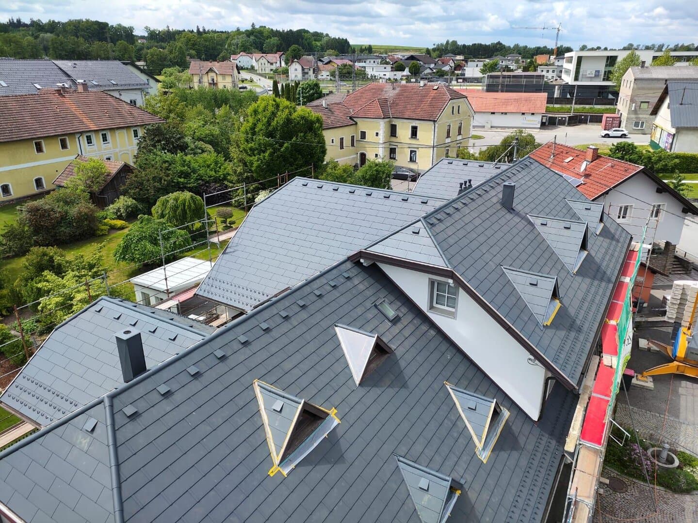Dunkles Stehfalz-Blechdach auf einem Wohnhaus
