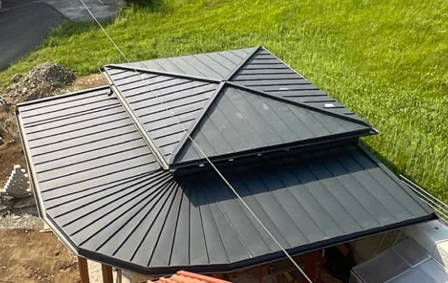 Blechdach mit sauber ausgeführten Anschlüssen
