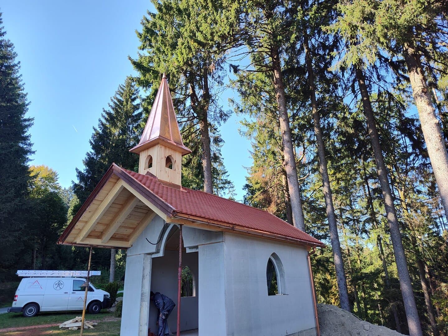 Spenglerarbeiten an einer Kapelle