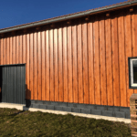 Wandverkleidung in Holzoptik nach Fertigstellung
