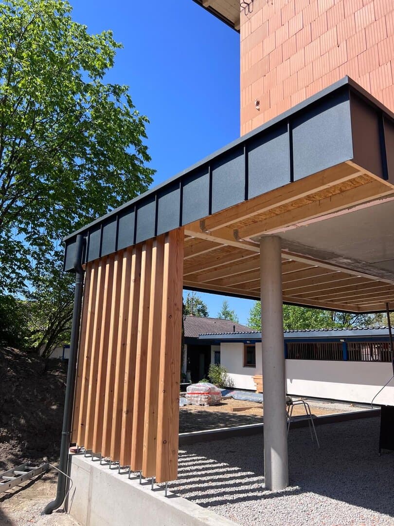 Fassade mit dunkler Wandverkleidung