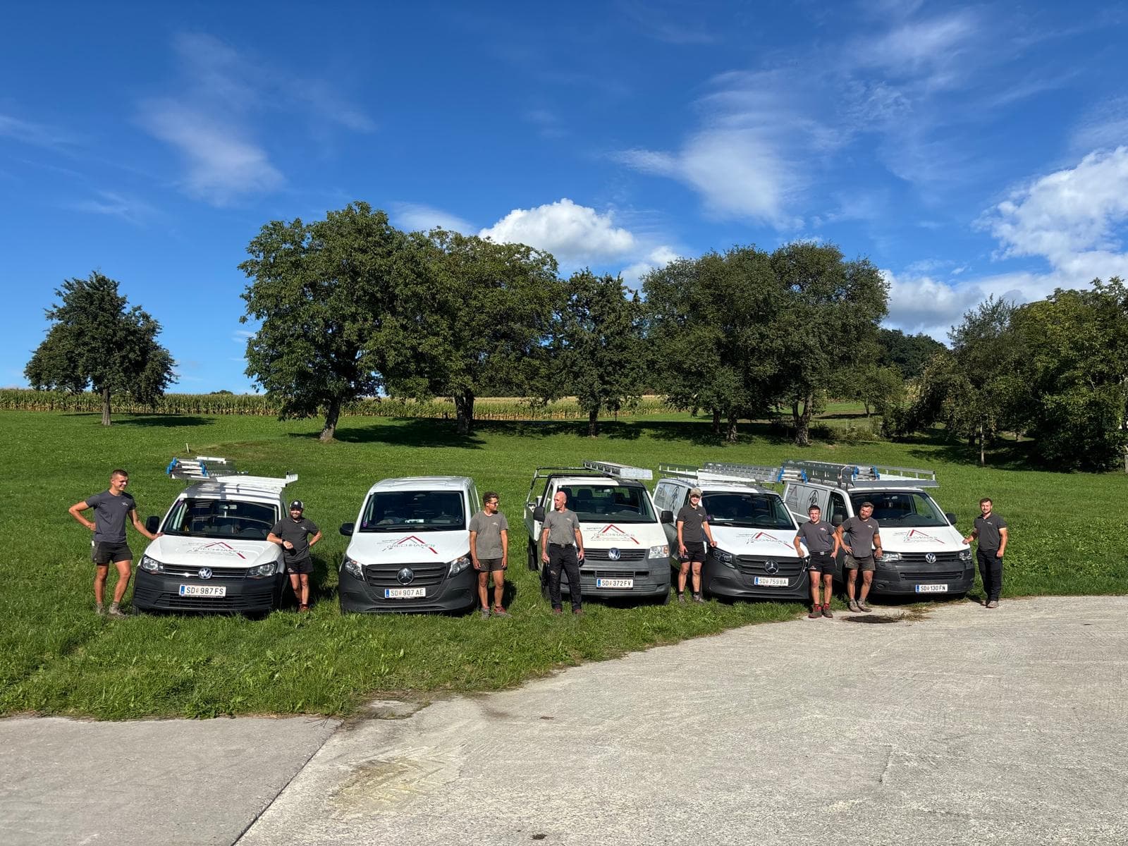 Das Team der Grechhamer Dachsysteme GmbH mit dem Fuhrpark aus fünf Montagefahrzeugen